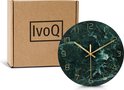 Groene marmerlook klok met gouden cijfers en wijzers, naast een IvoQ doos.