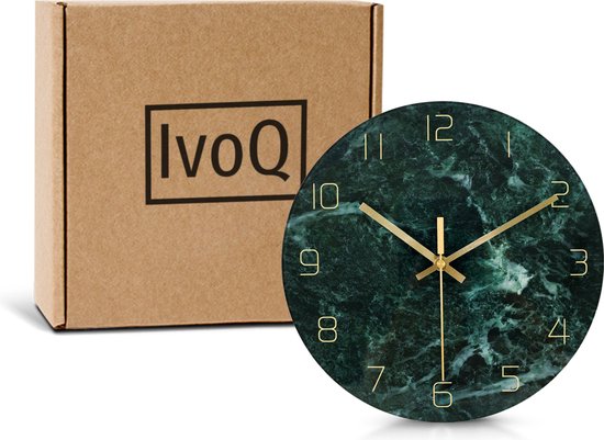 Groene marmerlook klok met gouden cijfers en wijzers, naast een IvoQ doos.