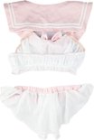 Een witte babydoll met roze matrozenkraag, strik en ruches, inclusief bijpassend slipje. De kleding ligt plat.