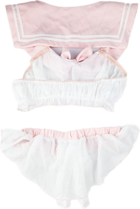 Een witte babydoll met roze matrozenkraag, strik en ruches, inclusief bijpassend slipje. De kleding ligt plat.