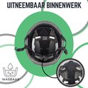 Binnenzijde van de zwarte helm, met uitneembaar en wasbaar binnenwerk en verstelmechanisme.