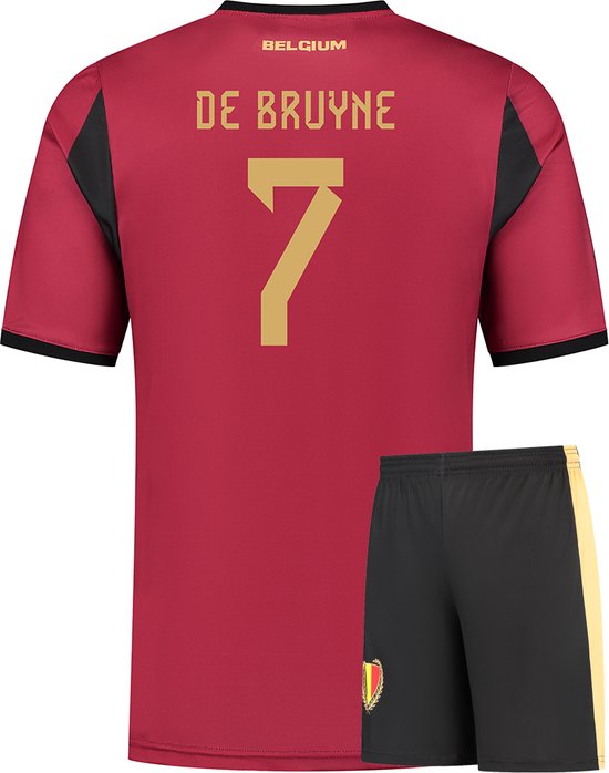 Arrière d'un maillot de football rouge foncé avec "DE BRUYNE 7" en or. Short noir avec passepoil doré.