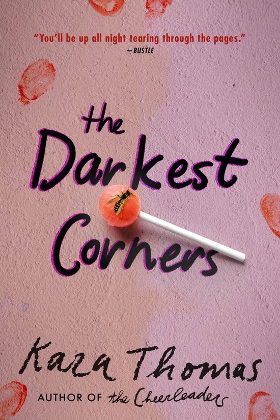 Boek 'The Darkest Corners' met een gele lolly met een bij erop, op een roze en paars gekleurde muur met rode vingerafdrukken.