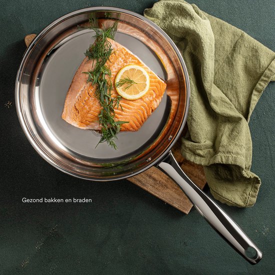 Zilverkleurige Sola pan met een stuk zalm, citroen en dille, met tekst "Gezond bakken en braden".