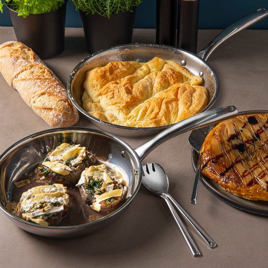 Drie koekenpannen met eten: omelet, gevulde champignons en taart