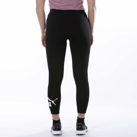 Van achteren gezien: zwarte PUMA legging met groot wit PUMA-logo op de linker broekspijp.