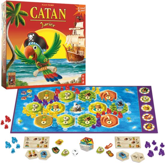 Catan Junior speldoos met papegaai en piratenschip, met het spelbord en onderdelen eronder.