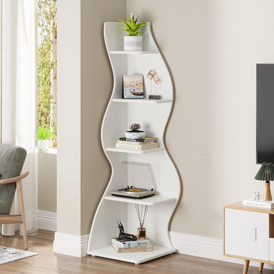 Witte, golvende hoekboekenkast met vijf planken, versierd met planten, boeken, een platenspeler en decoraties.