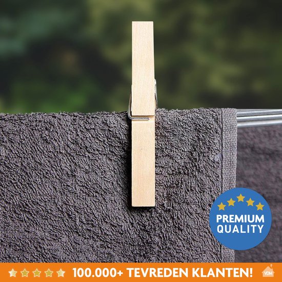 Een houten wasknijper klemt een donkere handdoek aan een waslijn. Premium Kwaliteit.