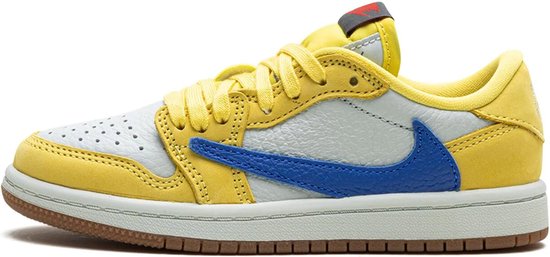 Gele Jordan 1 Low sneaker met blauwe swoosh en crème details.