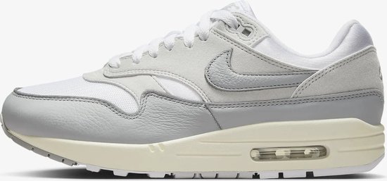 Grijze en witte Nike Air Max 1 sneaker met off-white zool, van de zijkant gezien.