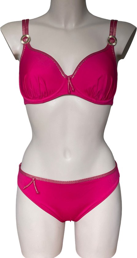 Fuchsia bikinipak met gouden details en ringen op de schouderbanden, op een paspop.