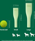 Vergelijking van de maten van het lichtgroene kauwspeeltje (klein en groot) met een tennisbal en honden.