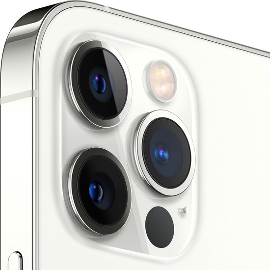 Witte iPhone 12 Pro met een drievoudige cameralens in zilverkleurige behuizing.