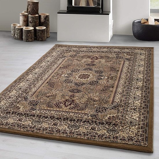 Klassiek beige Perzisch vloerkleed met oosters patroon in de woonkamer.