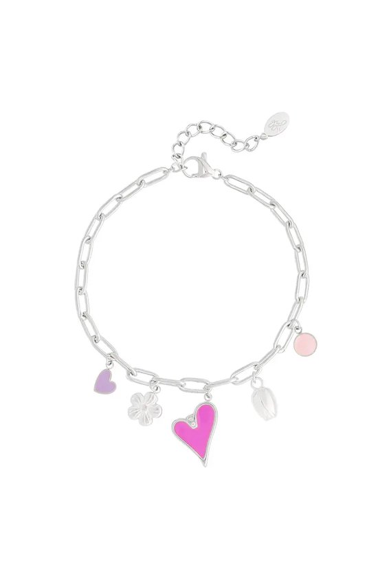 Zilverkleurige bedelarmband met een schakelketting en bedeltjes van een roze hart, witte bloem, paars hartje, roze cirkel en een tulpenknop.