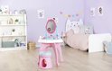 Gabby's Dollhouse kaptafel met krukje in een kinderkamer met bed en kast.