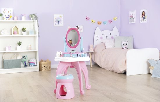 Gabby's Dollhouse kaptafel met krukje in een kinderkamer met bed en kast.