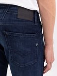 Detail van de achterkant van een donkerblauwe Replay Anbass slim fit jeans.