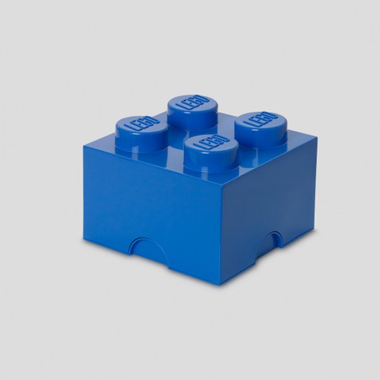 Blauwe LEGO opbergdoos in de vorm van een bouwsteen, op een grijze achtergrond.