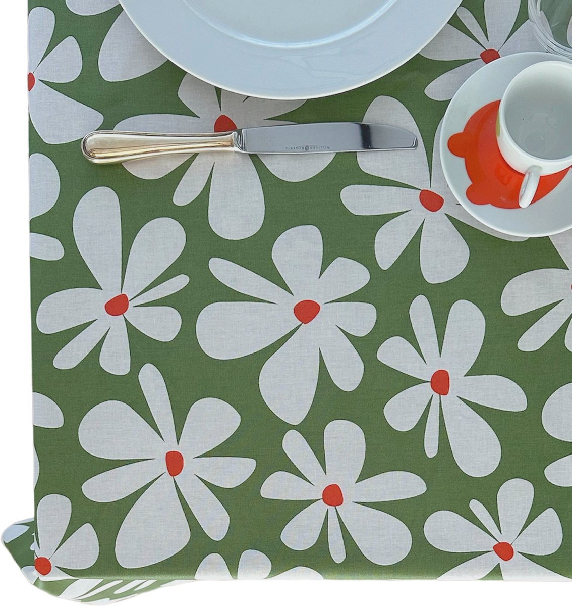 BINK Bedding Tafelkleed - Tafelzeil Flower Groen - Acryl gecoat Katoen 150 x 145 cm - afneembaar - wasbaar - feest - feestdecoratie - kinderfeestje - verjaardag - buiten eten - bloemen - wit - rood - groen