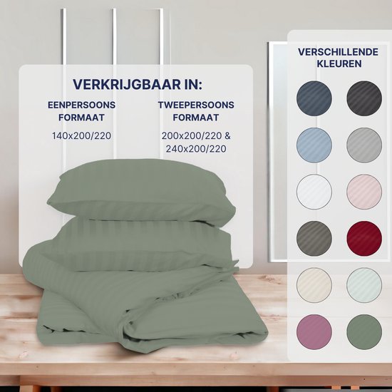 Gevouwen groen satijnen dekbedovertrek en kussenslopen met verticale strepen, met informatie over maten en kleuren.