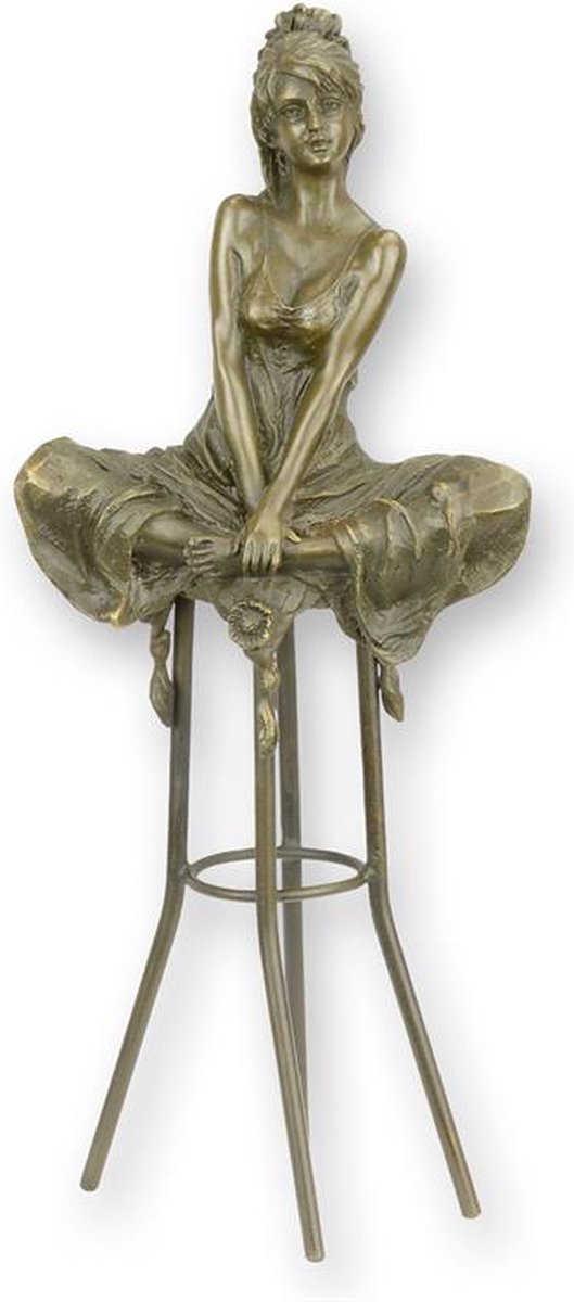 EEN BRONZEN BEELD VAN EEN DAME OP EEN BARSTOEL