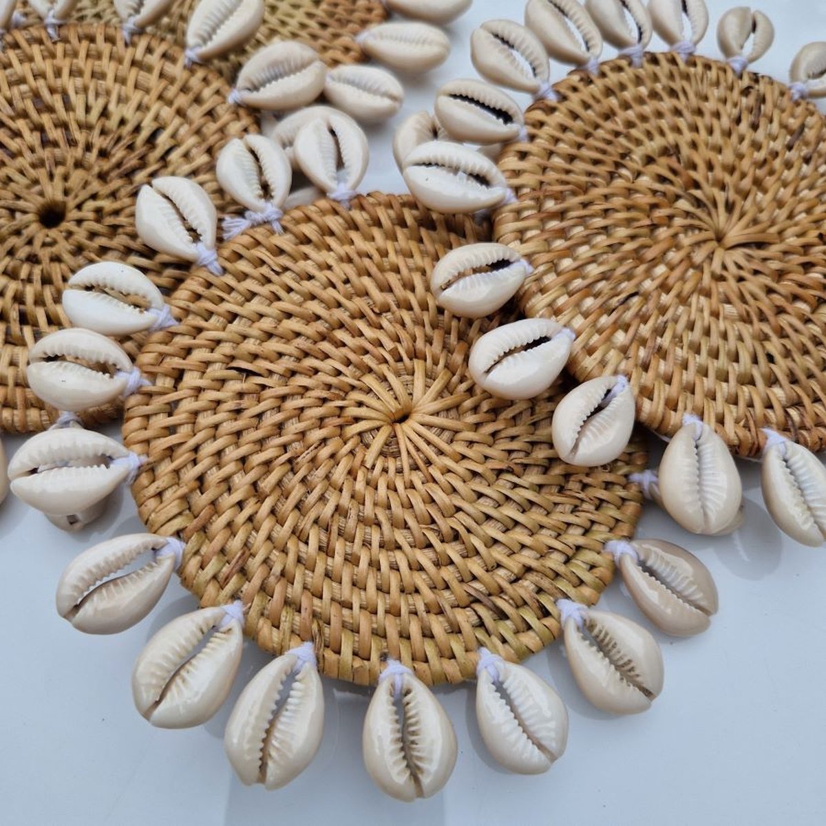 MigoStyling - Onderzetters - schelp naturel - Bali - Rotan - Bohemian - Set van 4 - Kaurischelp - Dia 14 cm