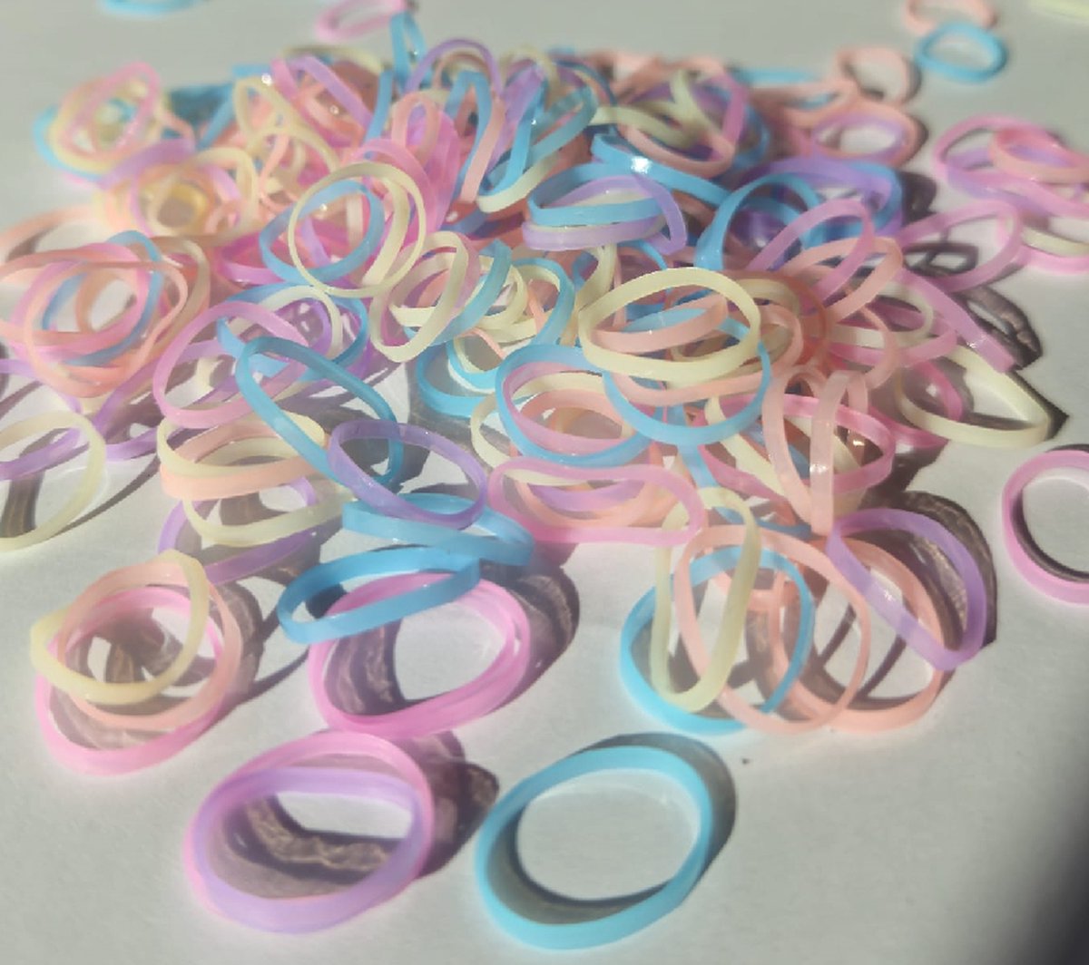 Hisa - Pastel gekleurde mini haarelastiekjes - Elastiek - Elastisch - Elastiekje - Haar - Accessoires - Pastel - ca 250 stuks - Diameter 16 mm - 1,6 cm — cadeau in Cadeau-ideeën - foto 2