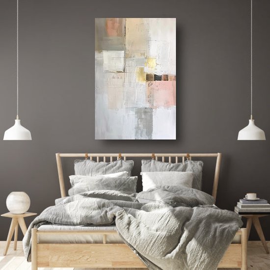 Peinture abstraite avec des formes pastel, des accents dorés et des nuances de gris, au-dessus d'un lit avec linge de lit en lin.