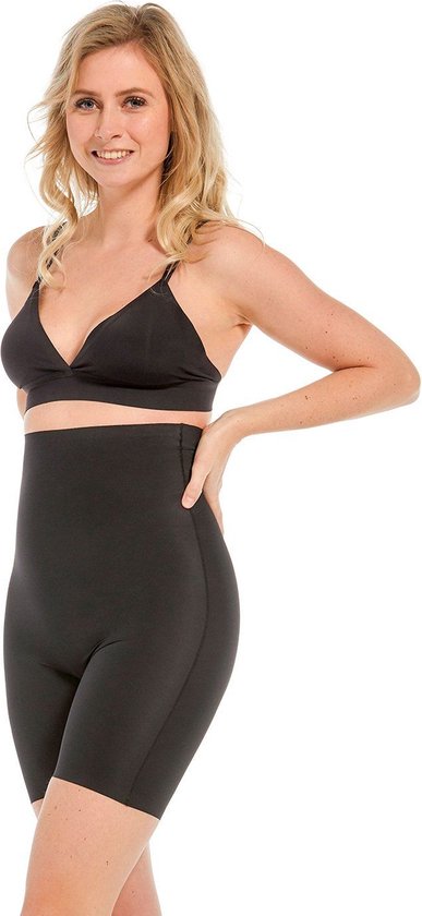 Blonde vrouw in zwart corrigerend ondergoed met hoge taille, sportbeha en korte broek.