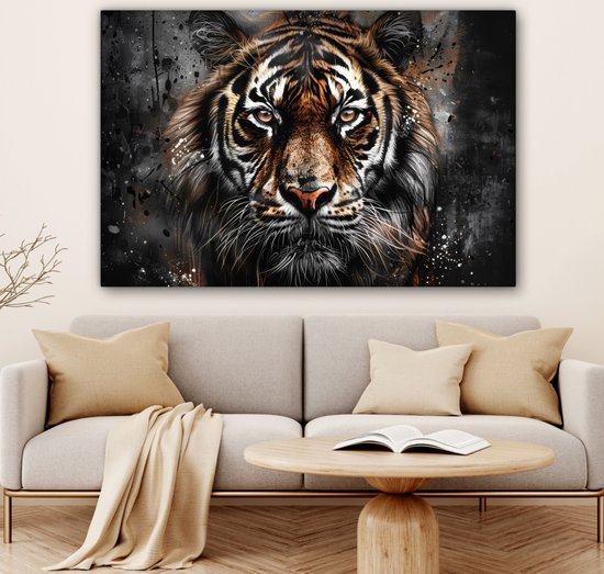Un portrait de tigre sur toile est accroché au-dessus d'un canapé avec une table basse.