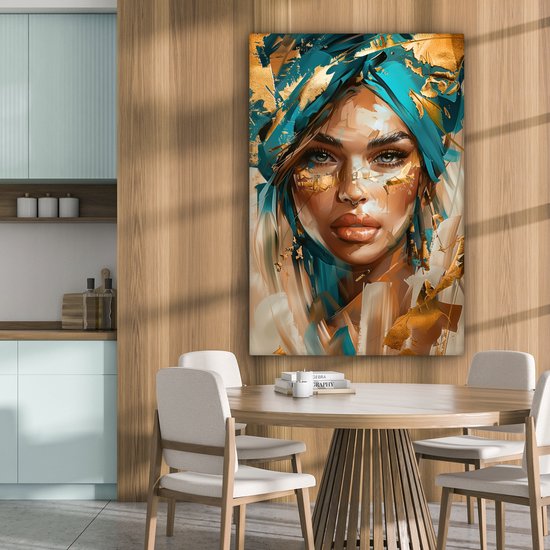 Schilderij van een vrouw met blauwe tulband, hangend in een keuken met houten accenten.