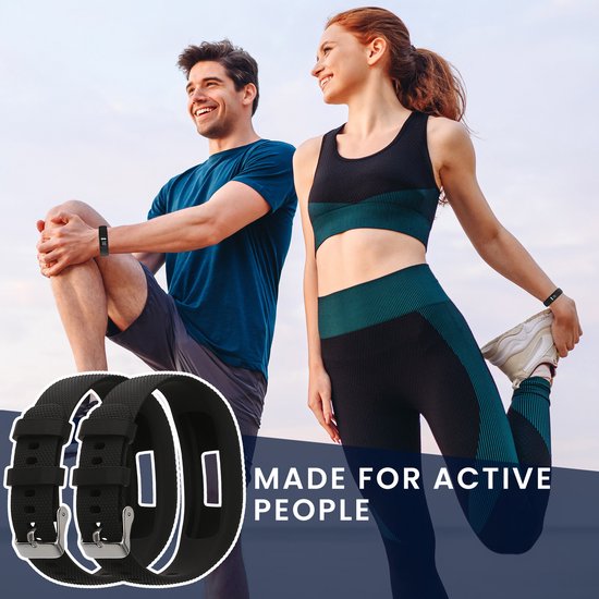 Sportief geklede mannen en vrouwen, elk met een zwart fitnessarmbandje om de pols.