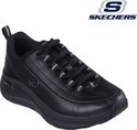 Zwarte Skechers lage sneaker met veters, 'Skechers' logo en zilveren accenten.