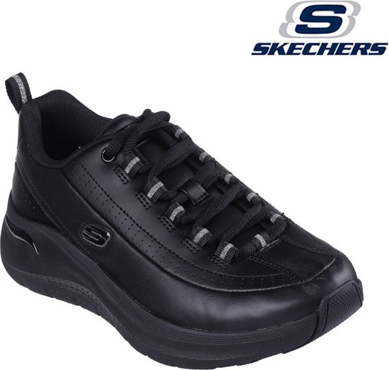 Zwarte Skechers lage sneaker met veters, 'Skechers' logo en zilveren accenten.