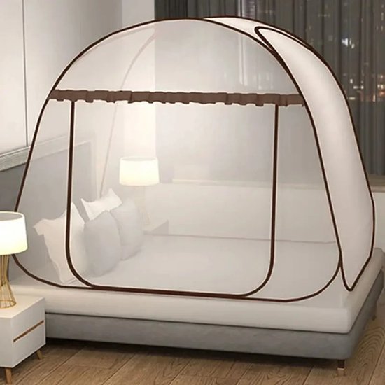 Bruine pop-up klamboe met decoratieve franje boven het instapgedeelte, geplaatst op een tweepersoonsbed.