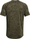 Achterkant van een olijfgroen gemêleerd Under Armour sportshirt met korte mouwen.