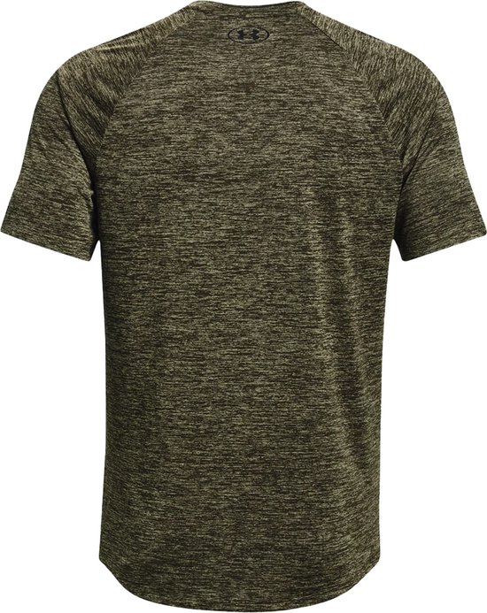 Achterkant van een olijfgroen gemêleerd Under Armour sportshirt met korte mouwen.