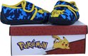 Blauwe pantoffels met camouflageprint en Pikachu op de doos.