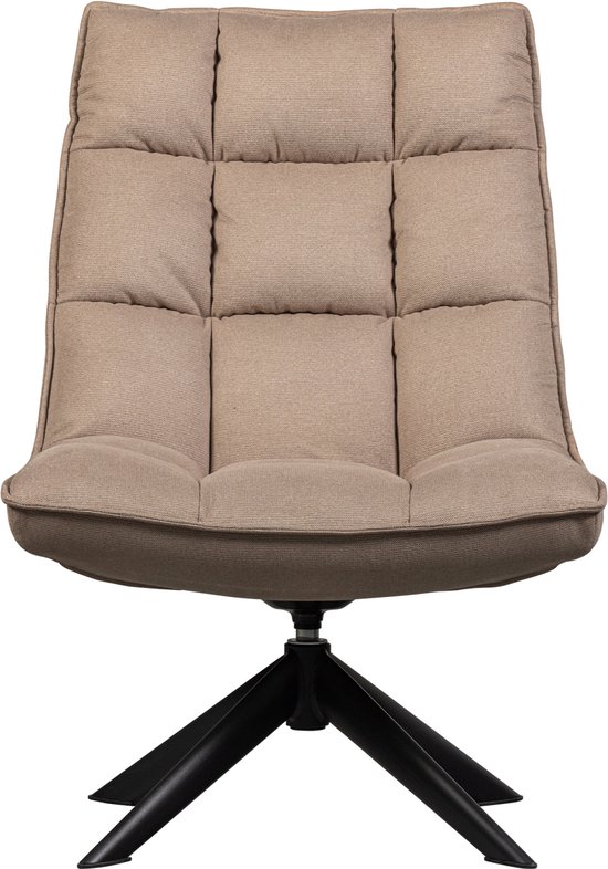 Zandkleurige fauteuil met gewatteerde kussens en zwart stervoetonderstel, van voren gezien.