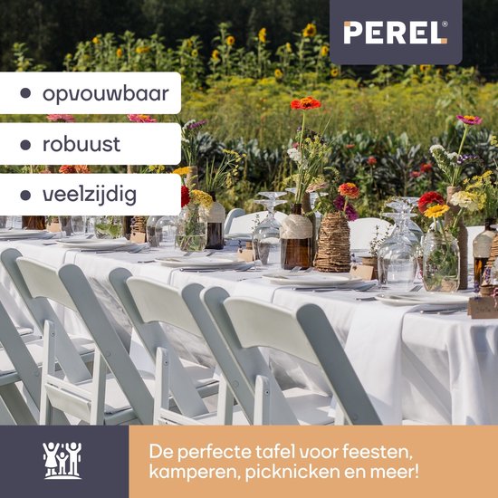 Zwarte, opvouwbare tafel gedekt met witte tafelkleden en bloemstukken, in een tuinsetting.