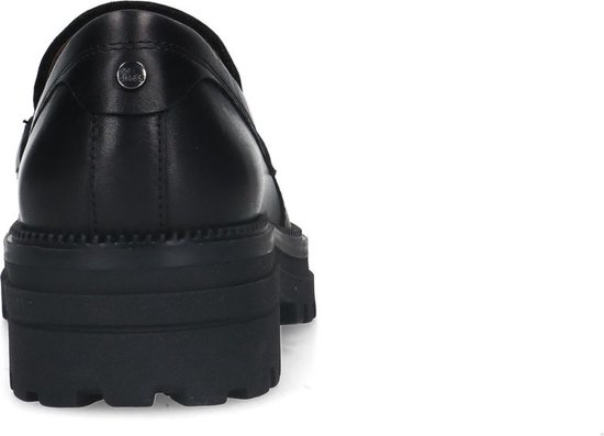 Zwarte leren loafer met zilverkleurig bitdetail en dikke zool, van achteren gezien.