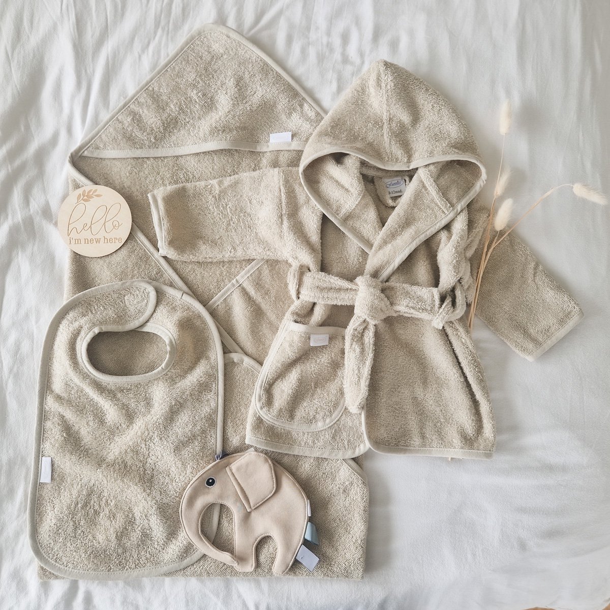 Goedkoopste Kraamcadeau giftbox essentials L grijs beige - Jongen - Meisje - Unisex - Babygeschenkset - Baby cadeau - Kraammand