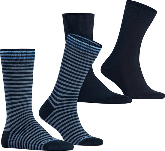 Twee paar donkerblauwe sokken. Eén paar effen donkerblauw, het andere paar heeft horizontale strepen in donkerblauw en grijsblauw.