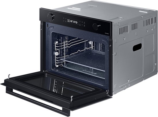 Zwarte inbouw combimagnetron met open deur, digitale display en metalen roosters.