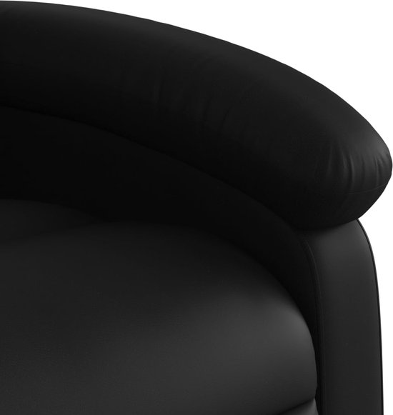Close-up van de gewatteerde rugleuning van een zwarte fauteuil.