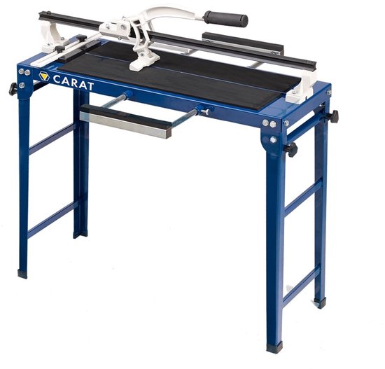 Carat tegelsnijder met blauw frame en een zwarte snijplank, staand op vier poten.