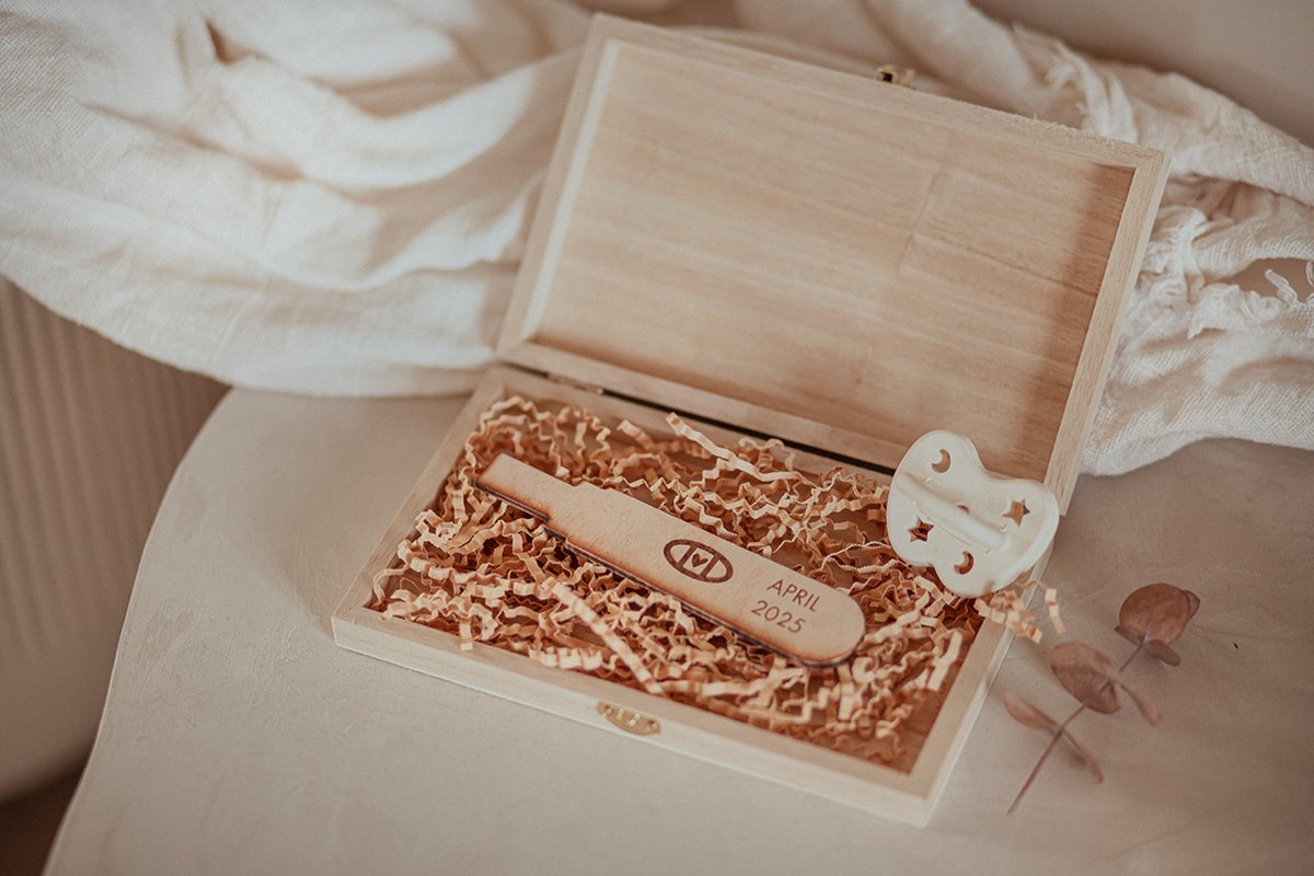 Bolletoet - houten kistje met zwangerschapstest - bekendmaking - zwanger - baby
