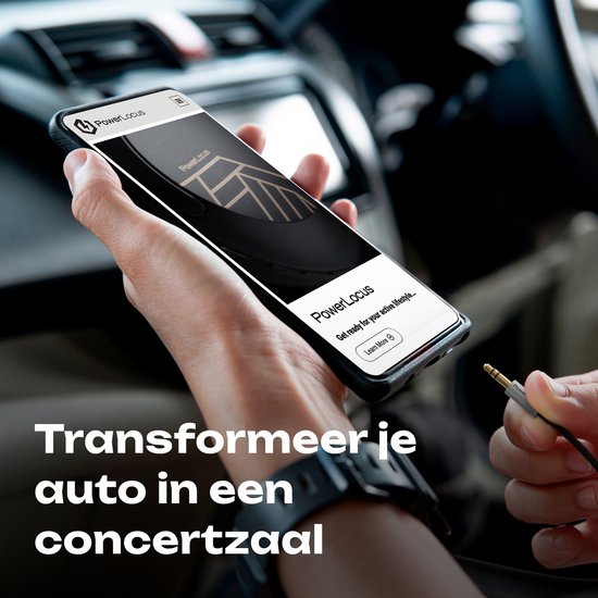 Hand houdt smartphone met PowerLocus website en zwarte aux kabel met vergulde plug.